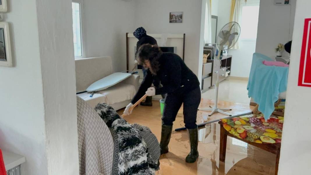 Gece saatlerinde başladı, sağanak yağış sele dönüştü! Sabahın ilk ışıklarıyla selin verdiği hasar ortaya çıktı 7